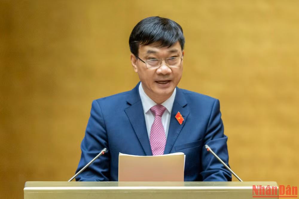 Chủ nhiệm Ủy ban Kinh tế của Quốc hội Vũ Hồng Thanh trình bày báo cáo thẩm tra dự án Luật Đất đai (sửa đổi). (Ảnh: DUY LINH)