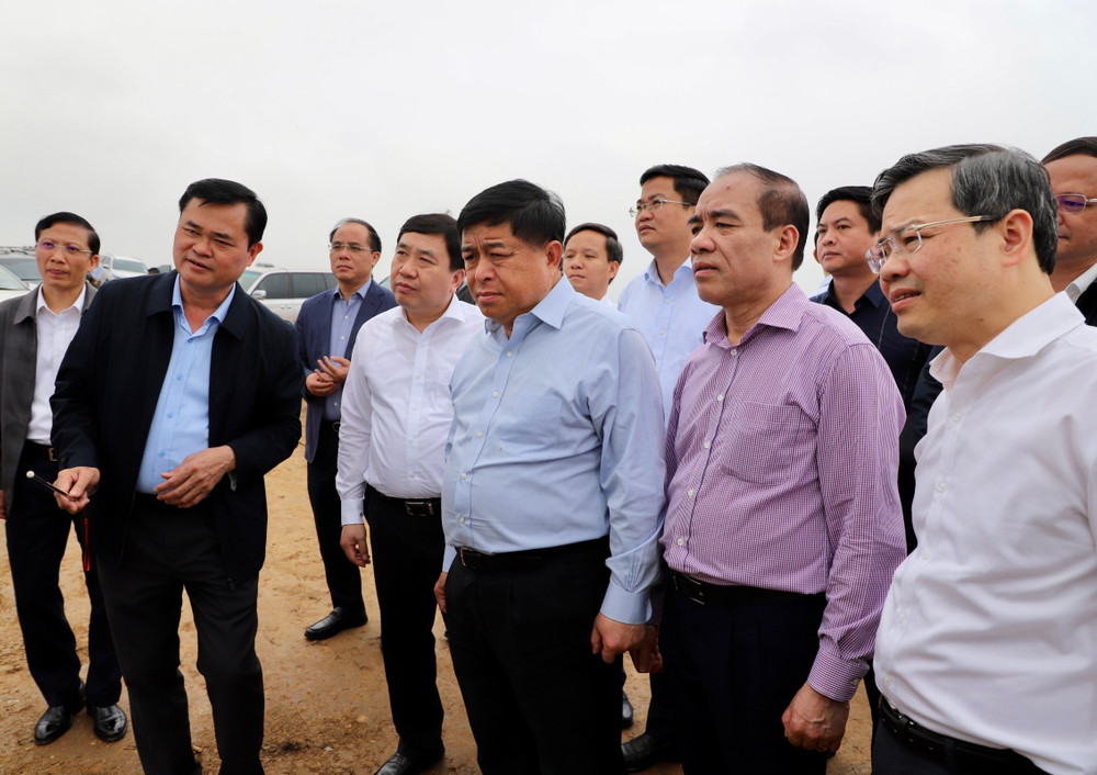 Bộ trưởng Kế hoạch và Đầu tư Nguyễn Chí Dũng cùng lãnh đạo tỉnh Tuyên Quang và Hà Giang kiểm tra tiến độ dự án cao tốc Tuyên Quang-Hà Giang (giai đoạn 1), đoạn qua Tuyên Quang.