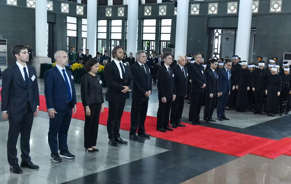 Cũng trong ngày 25/7, đại diện lãnh đạo các nước, các tổ chức quốc tế đã đến viếng và chia buồn cùng gia đình Tổng Bí thư Nguyễn Phú Trọng.