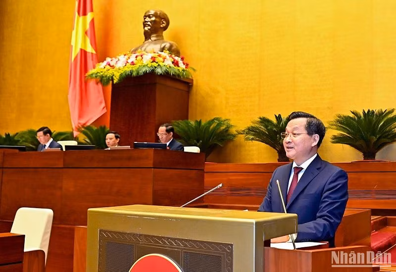 Phó Thủ tướng Chính phủ Lê Minh Khái trình bày Báo cáo đánh giá bổ sung kết quả thực hiện kế hoạch phát triển kinh tế-xã hội và ngân sách nhà nước năm 2022; tình hình thực hiện kế hoạch phát triển kinh tế-xã hội và ngân sách nhà nước những tháng đầu năm 2023. (Ảnh: DUY LINH)