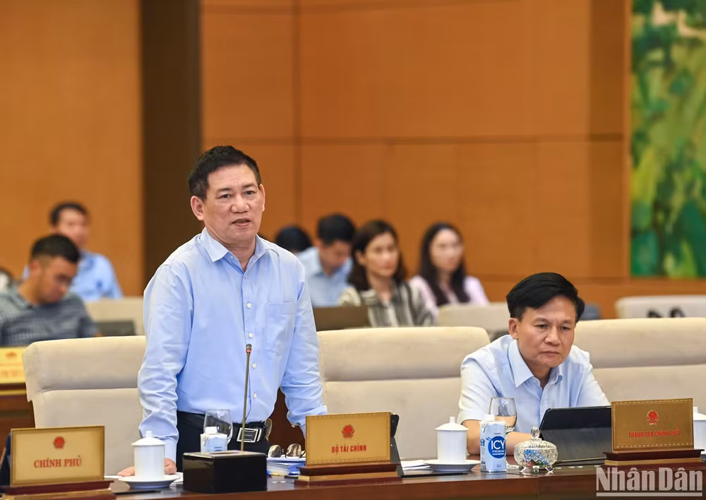 Bộ trưởng Tài chính Hồ Đức Phớc phát biểu tại phiên họp. (Ảnh: DUY LINH)