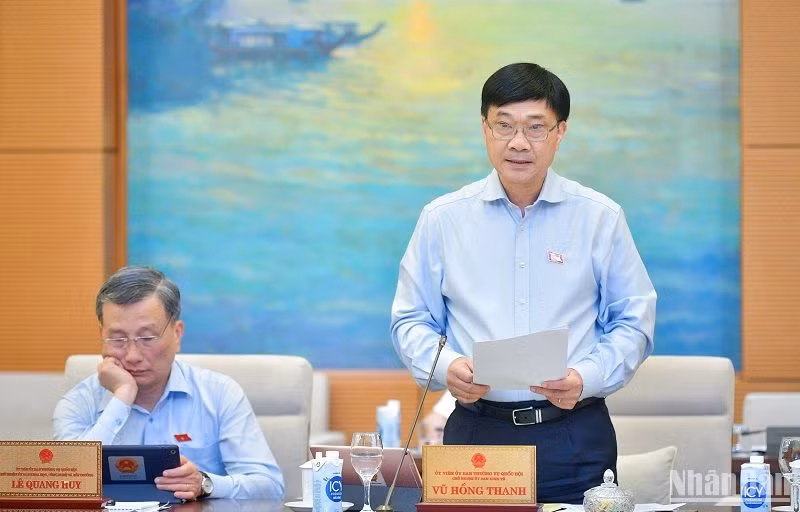 Chủ nhiệm Ủy ban Kinh tế Vũ Hồng Thanh trình bày báo cáo thẩm tra sơ bộ dự án Luật. (Ảnh: DUY LINH)