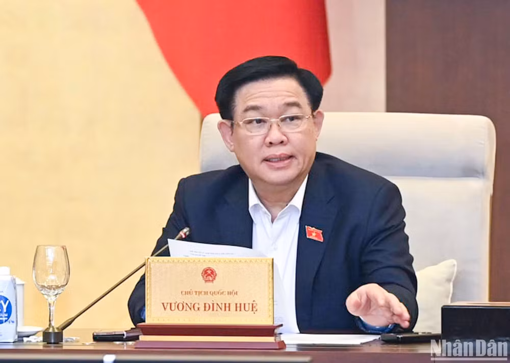 Chủ tịch Quốc hội Vương Đình Huệ phát biểu ý kiến tại phiên họp của Ủy ban Thường vụ Quốc hội chiều 15/11. (Ảnh: DUY LINH)