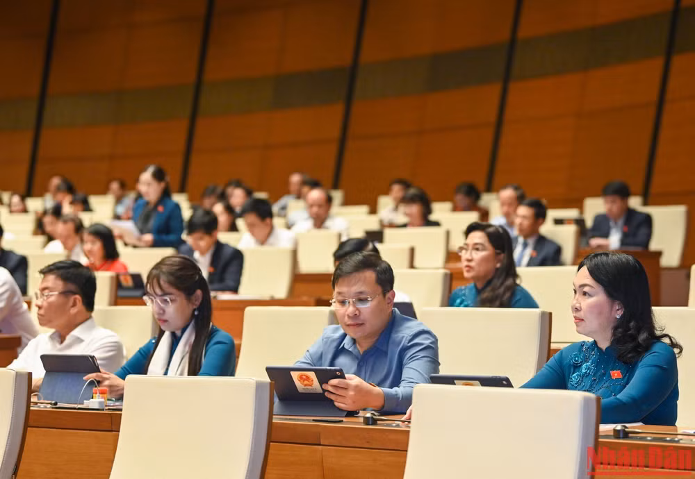 Các đại biểu dự phiên thảo luận ở hội trường về tình hình kinh tế-xã hội sáng 28/10. (Ảnh: DUY LINH)