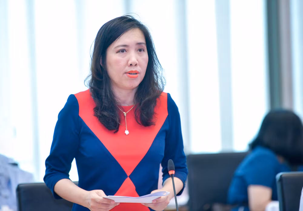 Thứ trưởng Ngoại giao Lê Thị Thu Hằng báo cáo tại Phiên giải trình.