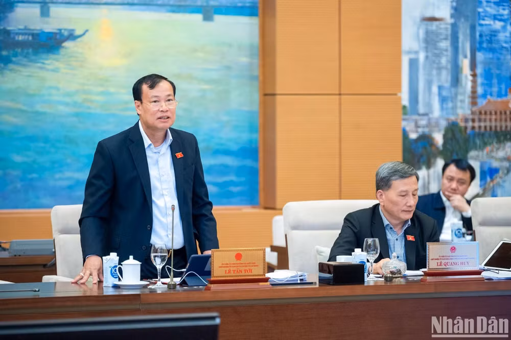 Chủ nhiệm Ủy ban Quốc phòng và An ninh Lê Tấn Tới báo cáo một số vấn đề lớn về việc tiếp thu, giải trình, chỉnh lý dự thảo Luật Căn cước. (Ảnh: DUY LINH)