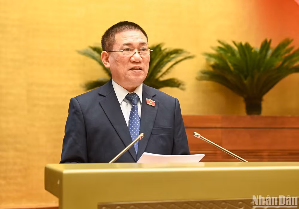 Bộ trưởng Tài chính Hồ Đức Phớc báo cáo tại phiên họp. (Ảnh: DUY LINH)