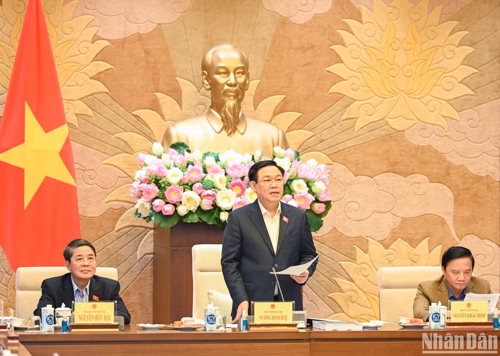 Chủ tịch Quốc hội Vương Đình Huệ phát biểu ý kiến tại buổi làm việc. (Ảnh: DUY LINH)