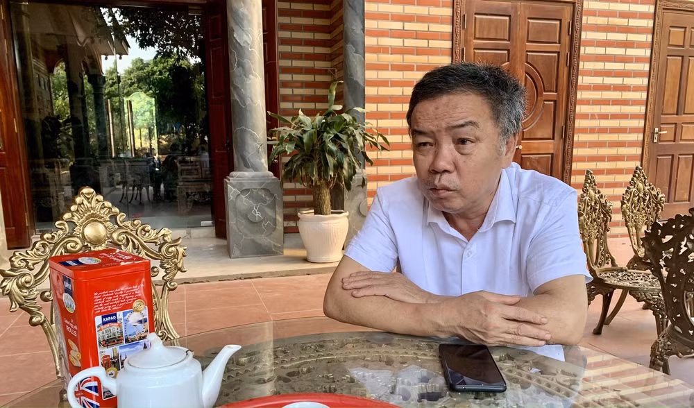 Ông Trần Đình Giao, Chủ tịch Hội đồng quản trị Công ty cổ phần Dịch vụ tang lễ Hoàng Long bị bắt về tội “Làm giả tài liệu của cơ quan, tổ chức”.