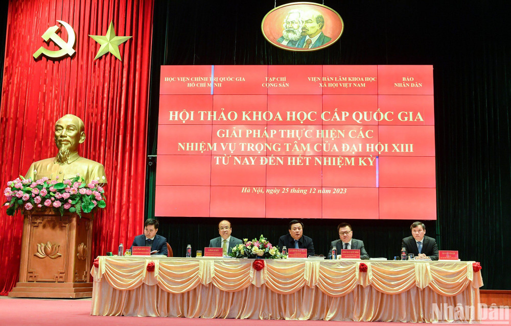 Đồng chí Nguyễn Xuân Thắng, Ủy viên Bộ Chính trị, Giám đốc Học viện Chính trị quốc gia Hồ Chí Minh, Chủ tịch Hội đồng Lý luận Trung ương và đồng chí Lê Quốc Minh, Ủy viên Trung ương Đảng, Tổng Biên tập Báo Nhân Dân, Phó Trưởng Ban Tuyên giáo Trung ương, Chủ tịch Hội Nhà báo Việt Nam đồng chủ trì Hội thảo. (Ảnh: THÀNH ĐẠT)