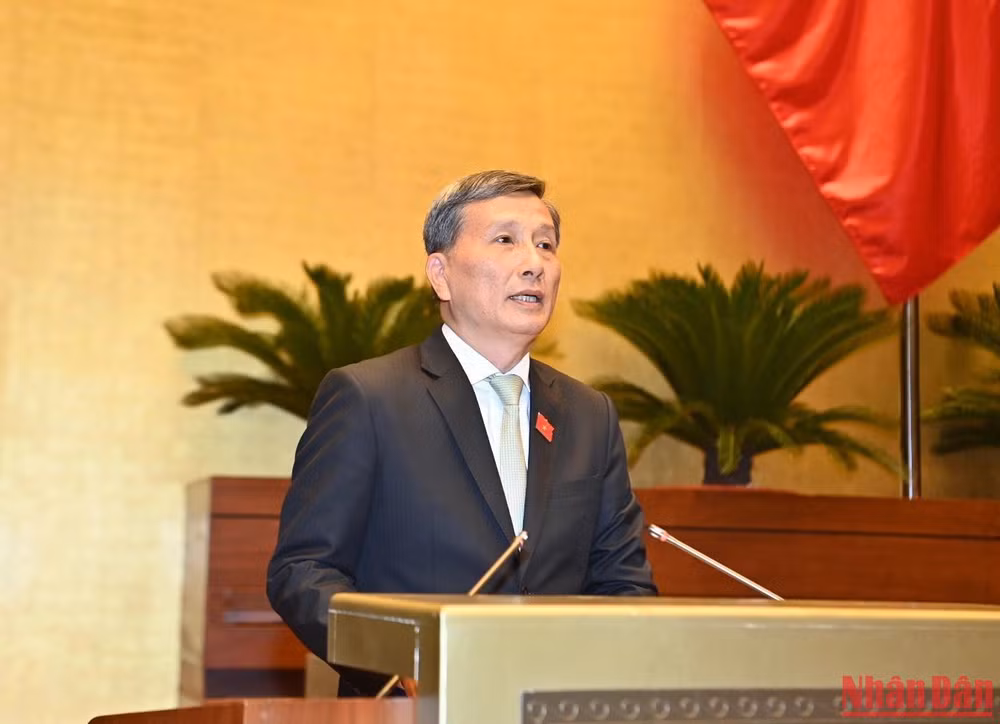 Chủ nhiệm Ủy ban Khoa học, Công nghệ và Môi trường của Quốc hội Lê Quang Huy trình bày Báo cáo thẩm tra về dự án Luật. (Ảnh: ĐĂNG KHOA)