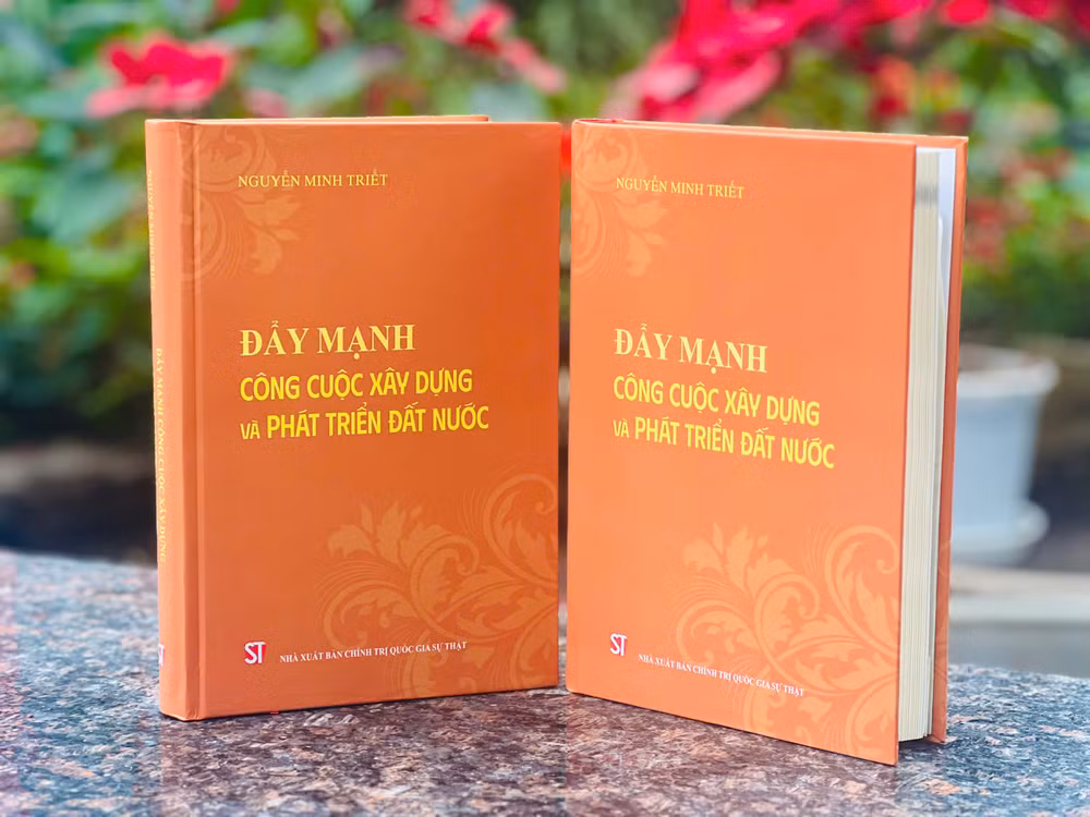 Cuốn sách "Đẩy mạnh công cuộc xây dựng và phát triển đất nước" tuyển chọn hơn 70 bài viết, bài phát biểu, thư của nguyên Chủ tịch nước Nguyễn Minh Triết từ năm 2000 đến năm 2010.
