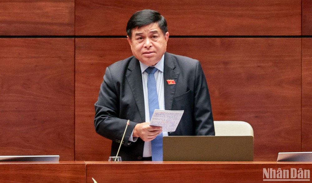 Bộ trưởng Kế hoạch và Đầu tư Nguyễn Chí Dũng phát biểu giải trình, làm rõ một số vấn đề đại biểu Quốc hội nêu trong phiên thảo luận chiều 25/5. (Ảnh: DUY LINH)