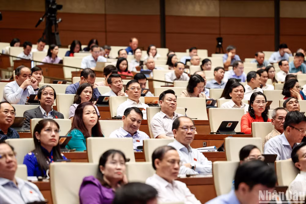Các đại biểu dự phiên thảo luận ở hội trường ngày 25/5. (Ảnh: DUY LINH)