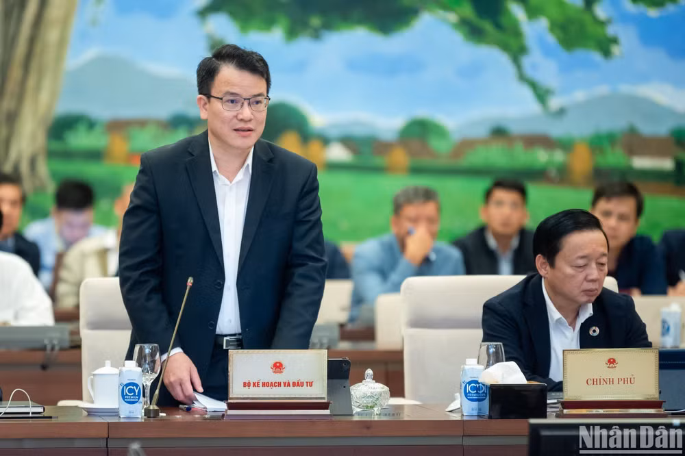 Thứ trưởng Kế hoạch và Đầu tư Trần Quốc Phương phát biểu tại phiên họp. (Ảnh: DUY LINH)