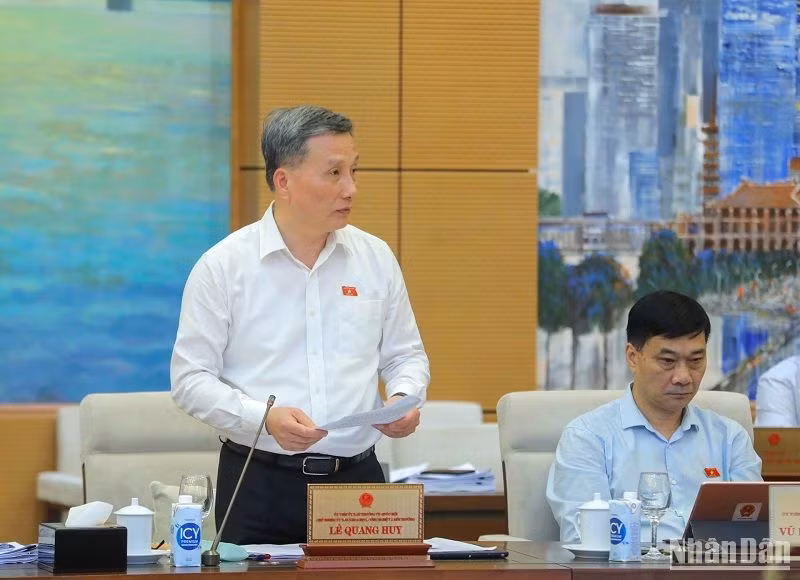 Chủ nhiệm Ủy ban Khoa học, Công nghệ và Môi trường Lê Quang Huy báo cáo tại phiên họp. (Ảnh: DUY LINH) Chủ nhiệm Ủy ban Khoa học, Công nghệ và Môi trường Lê Quang Huy báo cáo tại phiên họp. (Ảnh: DUY LINH)