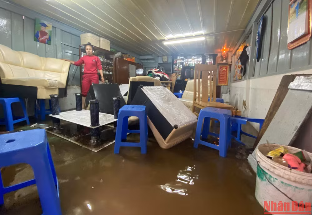 Một ngôi nhà người dân bị nước tràn vào ngập hơn nửa mét gần 1 giờ đồng hồ trên đường hẻm Phan Đình Phùng, Đà Lạt.