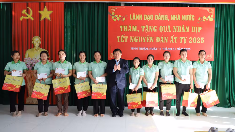 Bộ trưởng Kế hoạch và Đầu tư Nguyễn Chí Dũng tặng quà cho công nhân, người lao động có hoàn cảnh khó khăn trong Khu công nghiệp Thành Hải, tỉnh Ninh Thuận.