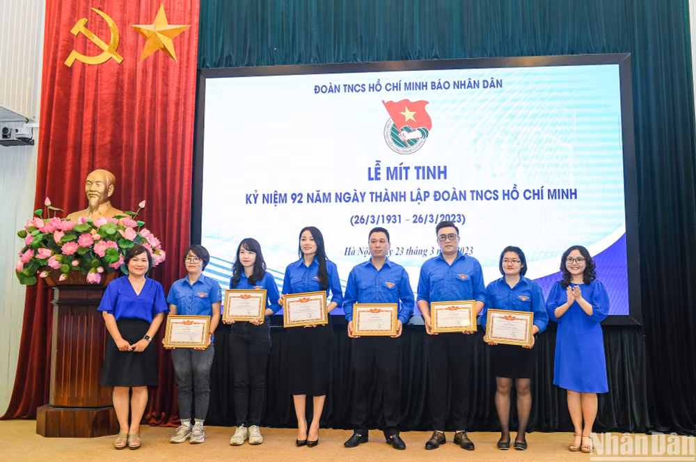 Phó Trưởng Ban Quản lý phóng viên thường trú Kiều Thanh Hương và Bí thư Đoàn Thanh niên Báo Nhân Dân Lê Khánh Bình trao giấy khen cho các đoàn viên có thành tích xuất sắc trong công tác Đoàn. (Ảnh: THÀNH ĐẠT)