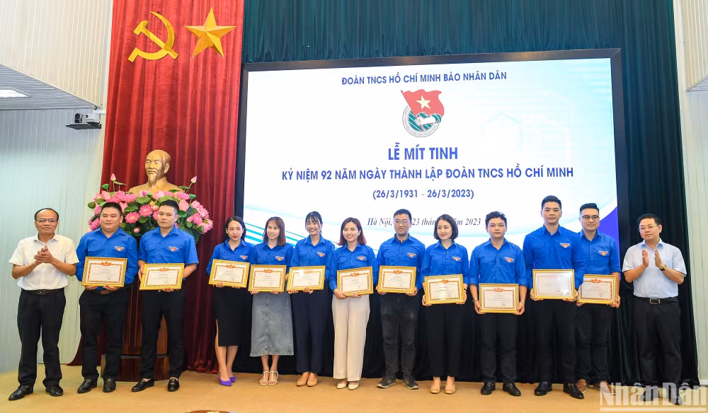 Giám đốc Trung tâm Truyền hình Nhân Dân Vũ Duy Hưng và Chánh Văn phòng Đảng ủy và các đoàn thể Báo Nhân Dân Đinh Xuân Ba trao giấy khen của Đoàn Thanh niên Báo Nhân Dân cho các đoàn viên có thành tích xuất sắc trong công tác Đoàn. (Ảnh: THÀNH ĐẠT)