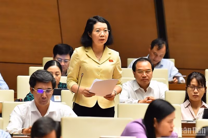 Đại biểu Mai Thị Phương Hoa góp ý kiến vào dự thảo Nghị quyết. (Ảnh: THỦY NGUYÊN)