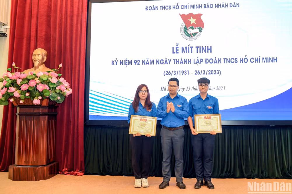 Đồng chí Nguyễn Ngọc Điệp, Phó Bí thư Đoàn Khối các cơ quan Trung ương trao tặng bằng khen cho hai đồng chí Phạm Thị Lê Chi và Nguyễn Hải Đăng. (Ảnh: THÀNH ĐẠT)