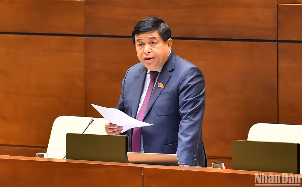 Bộ trưởng Kế hoạch và Đầu tư Nguyễn Chí Dũng giải trình, làm rõ một số vấn đề đại biểu Quốc hội nêu trong phiên họp sáng 7/1. (Ảnh: THỦY NGUYÊN)