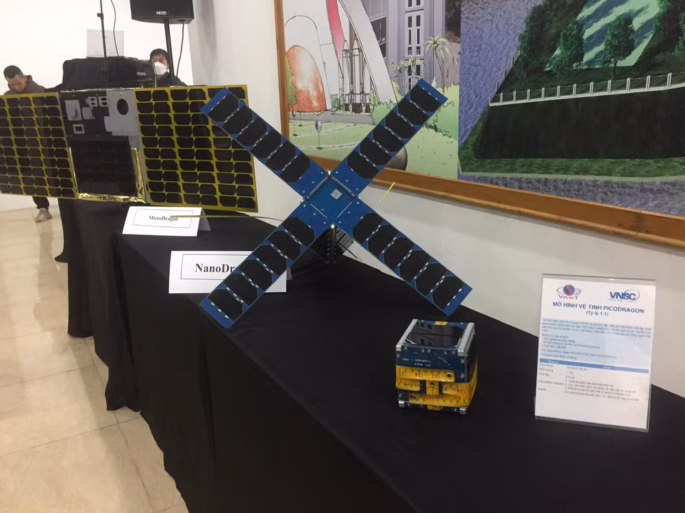 3 vệ tinh của Việt Nam (từ trái qua phải): MicroDragon, NanoDragon, PicoDragon.