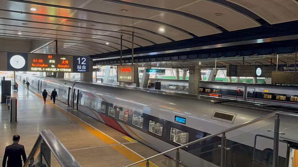 Tuyến đường sắt tốc độ cao Bắc Kinh - Thượng Hải dài hơn 1.300km với tổng mức đầu tư hơn 33 tỷ USD, tốc độ chạy tàu khoảng 350km/h.
