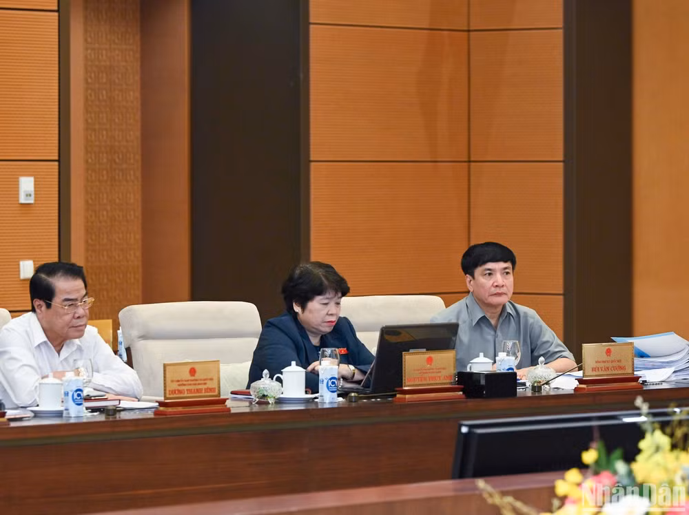 Các ủy viên Ủy ban Thường vụ Quốc hội dự phiên họp. (Ảnh: DUY LINH)