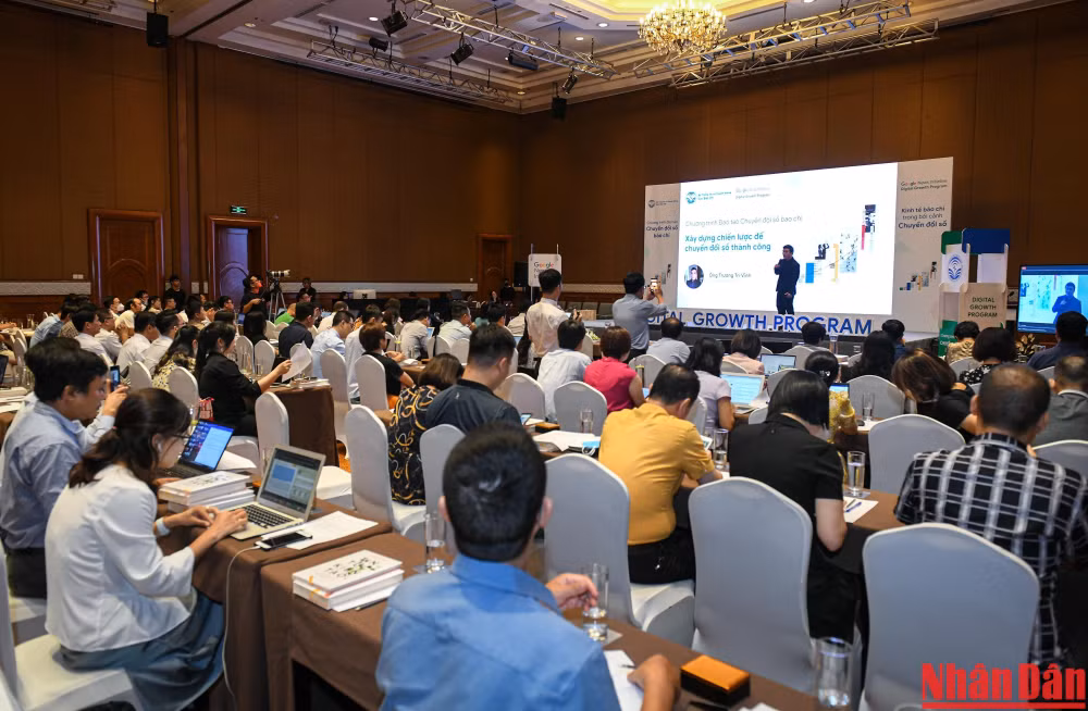 Chuyên gia báo chí Trương Trí Vĩnh chia sẻ tại khóa học.