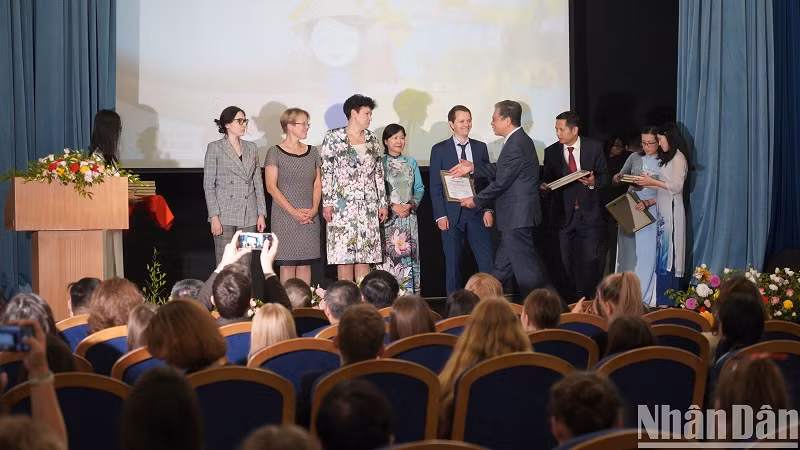 Đại sứ Việt Nam Đặng Minh Khôi trao Giấy khen tặng những giảng viên tiêu biểu trong công tác dạy tiếng Việt tại Nga. (Ảnh: XUÂN HƯNG)