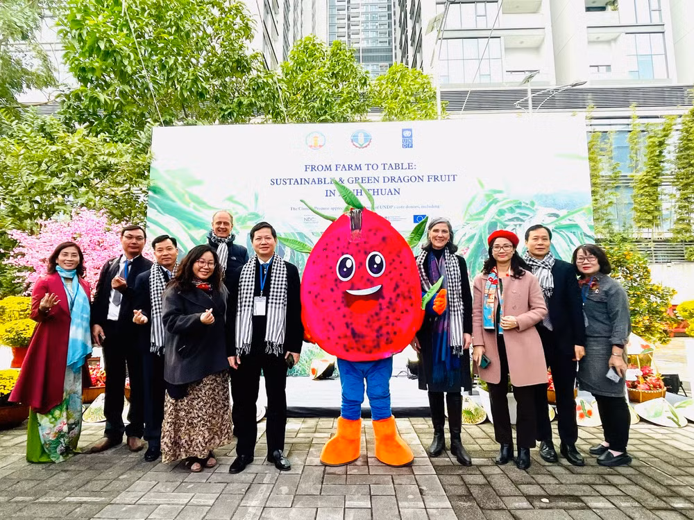 Các đại biểu tham dự hội thảo chụp ảnh lưu niệm.