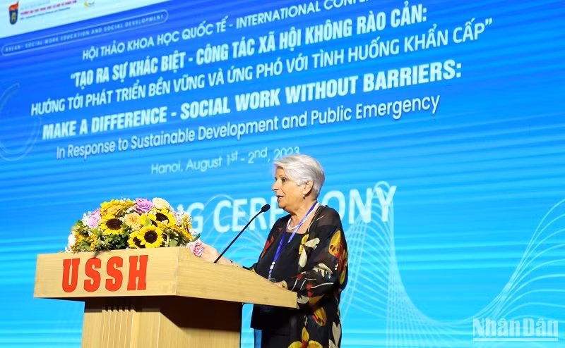 Chuyên gia quốc tế trình bày tham luận.