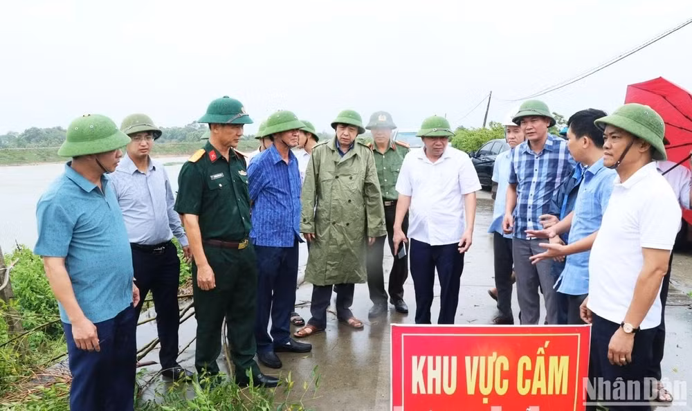 Kiểm tra, xử lý sự cố nứt, lún, sụt lở bờ tả sông Ngũ Huyện Khê, xã Long Châu, huyện Yên Phong, tỉnh Bắc Ninh.