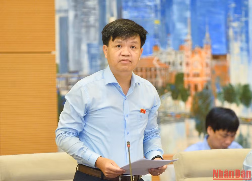 Phó Chủ nhiệm Ủy ban Khoa học, Công nghệ và Môi trường của Quốc hội Tạ Đình Thi trình bày báo cáo tại phiên họp.