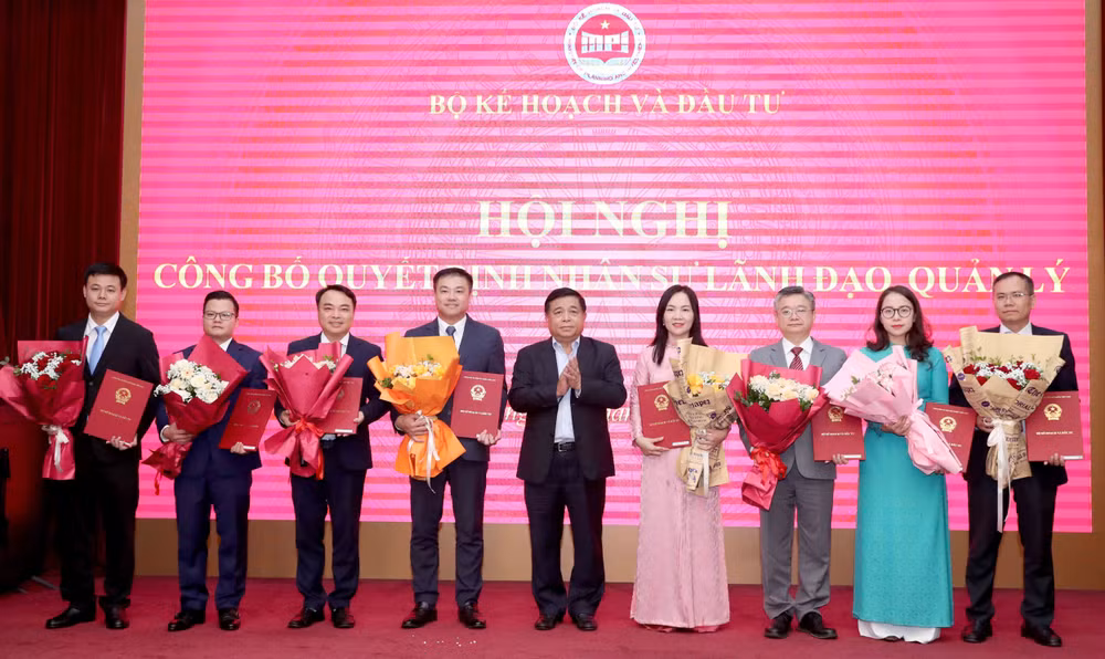 Bộ trưởng Kế hoạch và Đầu tư Nguyễn Chí Dũng chụp ảnh cùng các cán bộ được điều động, bổ nhiệm. (Ảnh: ĐỨC TRUNG)