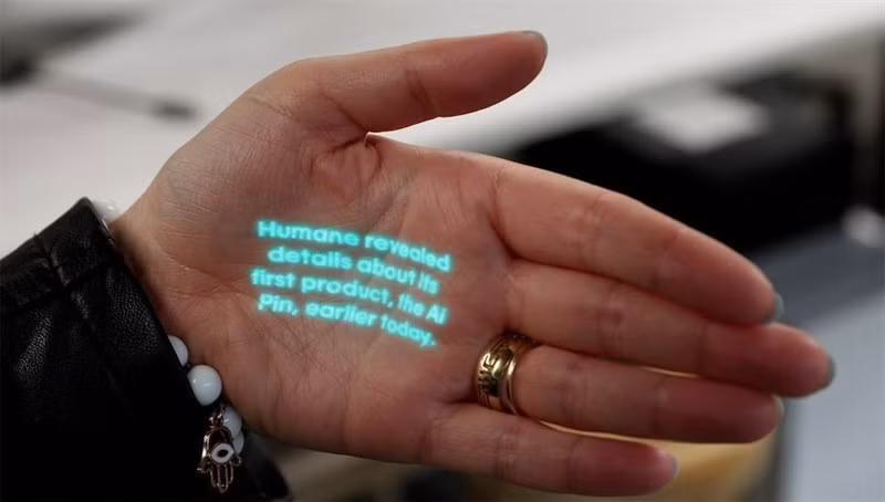 Hình ảnh về Humane Ai Pin khi sử dụng trên tay. (Ảnh: Inverse)