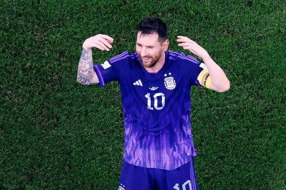 Lionel Messi không nén được sự vui mừng sau khi cùng đồng đội giành chiến thắng trước Ba Lan để đi tiếp vào vòng 1/8. (Ảnh: Reuters)