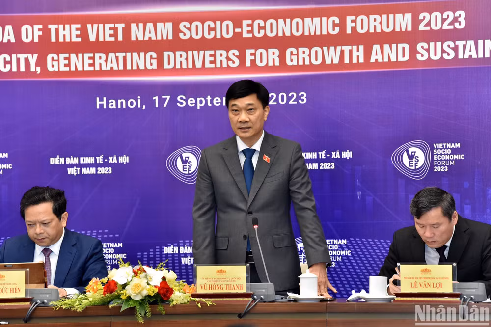 Chủ nhiệm Ủy ban Kinh tế Vũ Hồng Thanh trả lời câu hỏi của phóng viên tại họp báo. (Ảnh: DUY LINH)