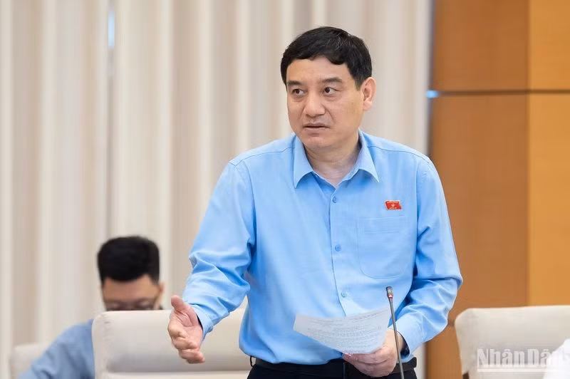 Chủ nhiệm Ủy ban Văn hóa, Giáo dục của Quốc hội Nguyễn Đắc Vinh tham gia ý kiến thảo luận. (Ảnh: DUY LINH)