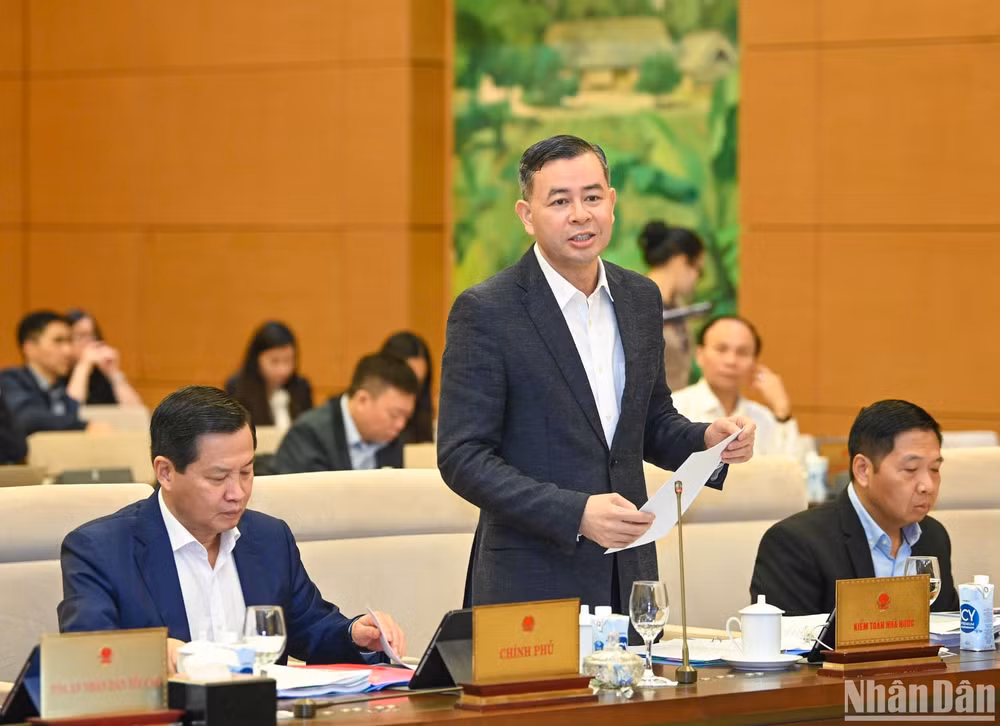 Tổng Kiểm toán nhà nước Ngô Văn Tuấn trình bày Báo cáo tóm tắt về dự thảo Pháp lệnh. (Ảnh: DUY LINH)