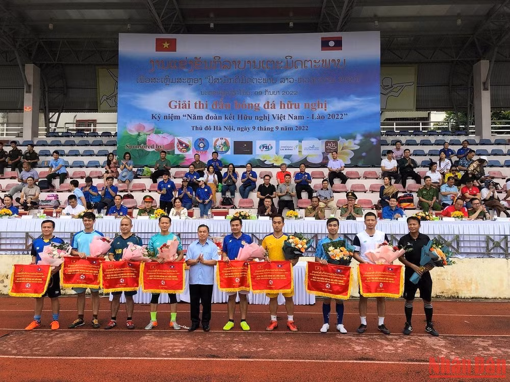 Đại sứ Lào tại Việt Nam Sengphet Houngboungnuang trao tặng hoa và kỷ niệm chương cho các đội bóng.