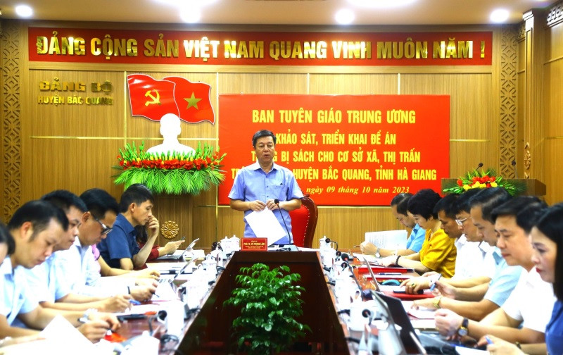 PGS, TS Vũ Trọng Lâm, Giám đốc - Tổng Biên tập Nhà xuất bản Chính trị quốc gia Sự thật phát biểu trong buổi làm việc giữa Đoàn công tác và Huyện ủy Bắc Quang, ngày 9/10/2023.
