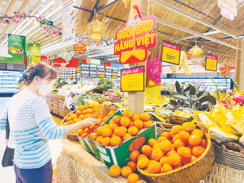 Việc sử dụng hàng Việt không chỉ là một hành động kinh tế, mà còn là một hành động thể hiện lòng yêu nước, tinh thần đoàn kết, trách nhiệm với quốc gia, dân tộc. (Ảnh minh họa)