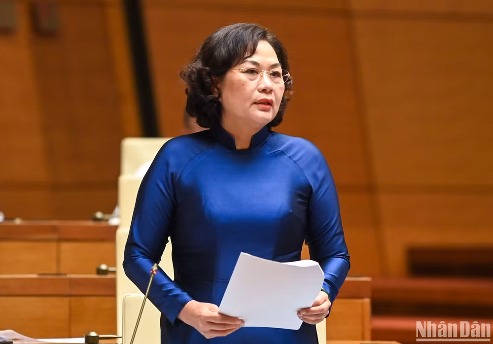Thống đốc Ngân hàng Nhà nước Nguyễn Thị Hồng giải trình, làm rõ các vấn đề đại biểu Quốc hội nêu trong phiên chất vấn sáng 6/11. (Ảnh: DUY LINH)