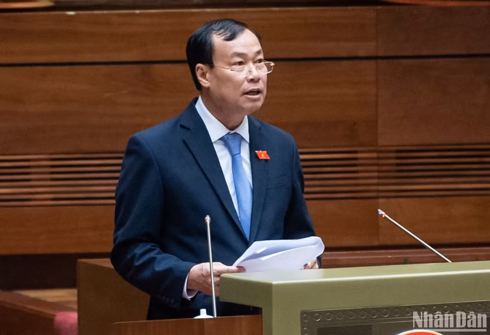 Chủ nhiệm Ủy ban Quốc phòng và An ninh của Quốc hội Lê Tấn Tới trình bày báo cáo thẩm tra. (Ảnh: ĐĂNG KHOA)