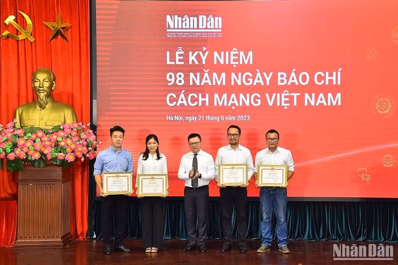 Tổng Biên tập, Bí thư Đảng ủy Báo Nhân Dân Lê Quốc Minh trao Bằng khen tặng các tập thể, cá nhân có thành tích xuất sắc trong năm 2022. (Ảnh: THỦY NGUYÊN)