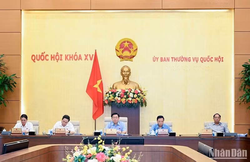 Chủ tịch Quốc hội Vương Đình Huệ chủ trì phiên họp của Ủy ban Thường vụ Quốc hội chiều 14/6. (Ảnh: DUY LINH)