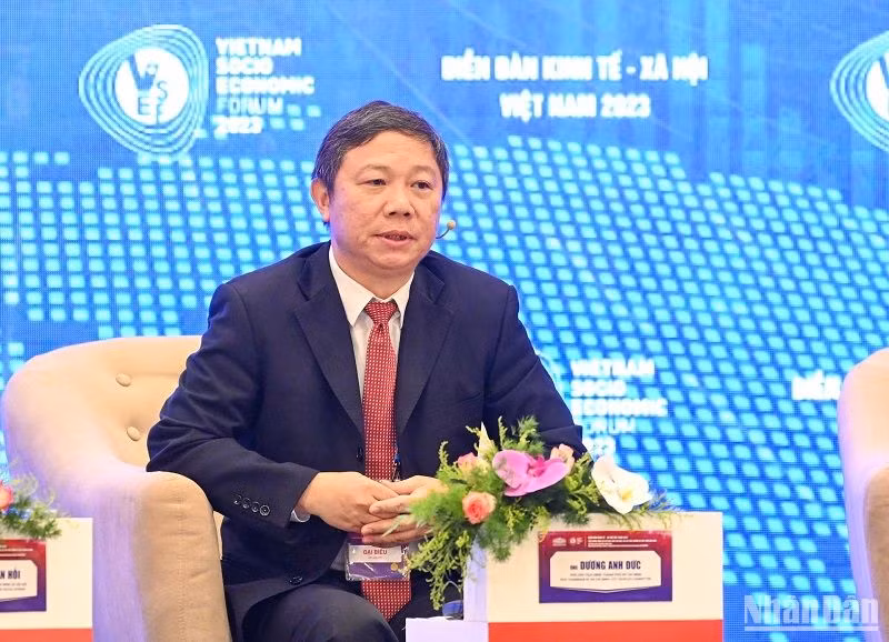 Phó Chủ tịch Ủy ban nhân dân TP Hồ Chí Minh Dương Anh Đức phát biểu trong Phiên toàn thể, Diễn đàn Kinh tế-xã hội Việt Nam 2023 chiều 19/9. (Ảnh: DUY LINH)